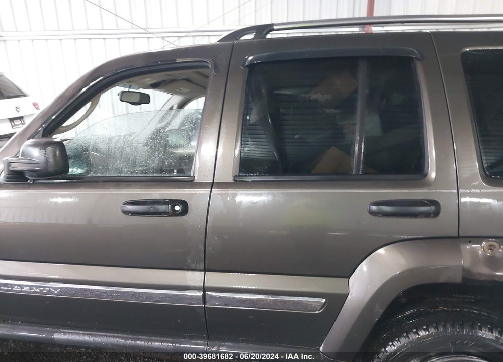 2005 JEEP LIBERTY VIN: 1J8GL58K25W597898