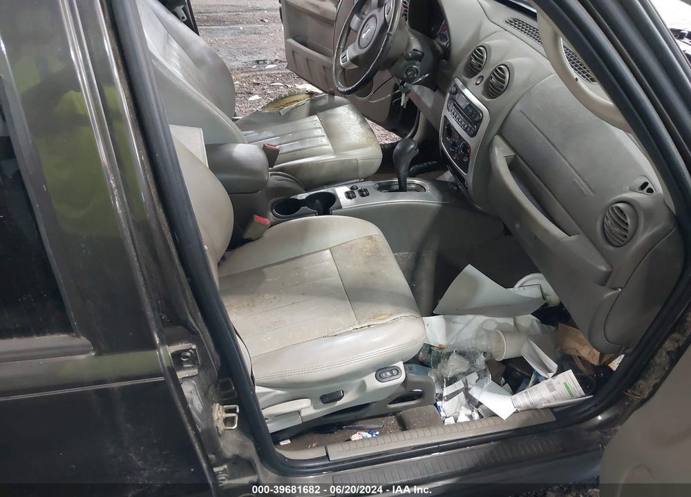 2005 JEEP LIBERTY VIN: 1J8GL58K25W597898
