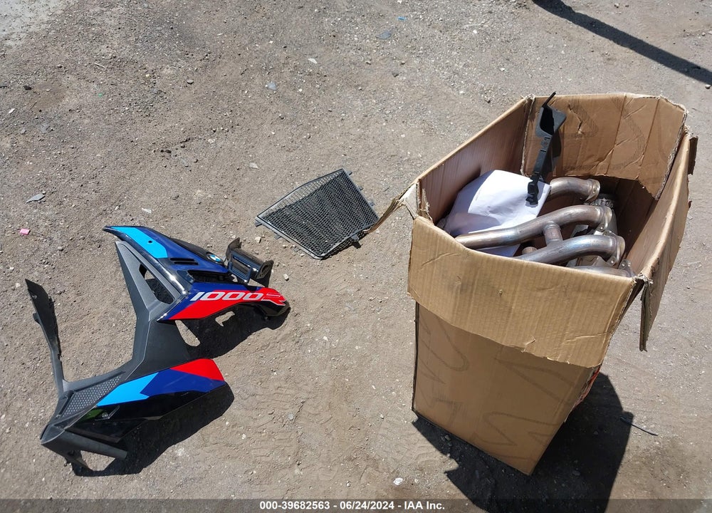 2023 BMW M 1000 R VIN: WB10E8302P6G94869
