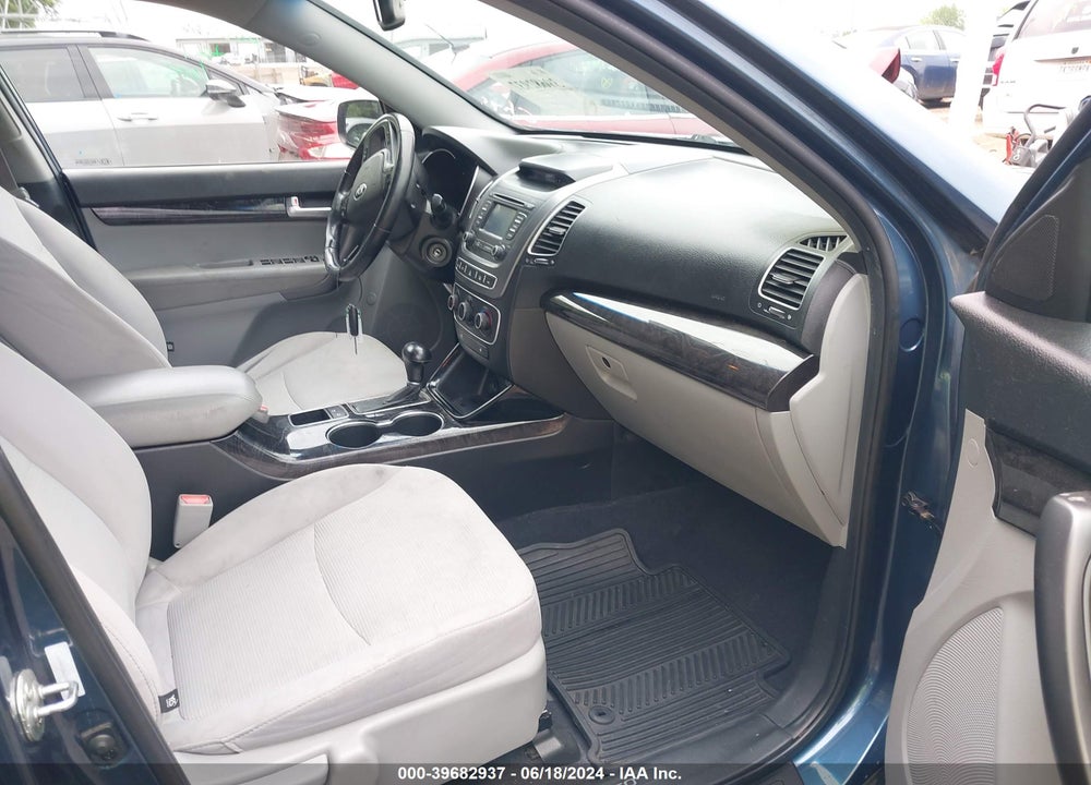 2014 KIA SORENTO LX VIN: 5XYKT3A61EG455767