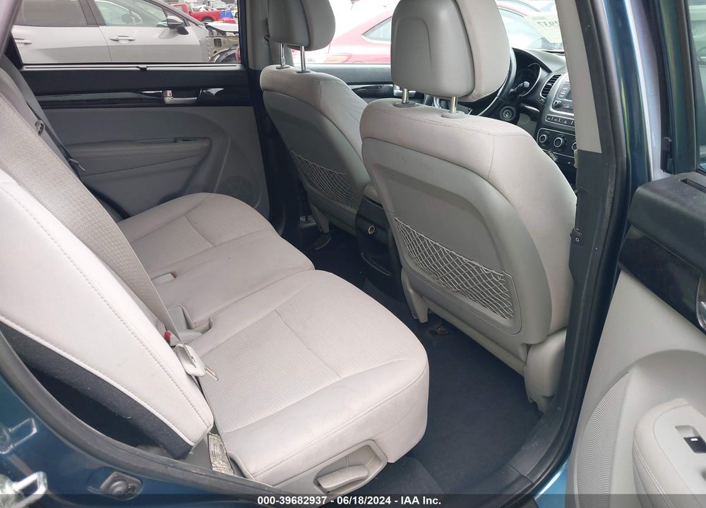 2014 KIA SORENTO LX VIN: 5XYKT3A61EG455767