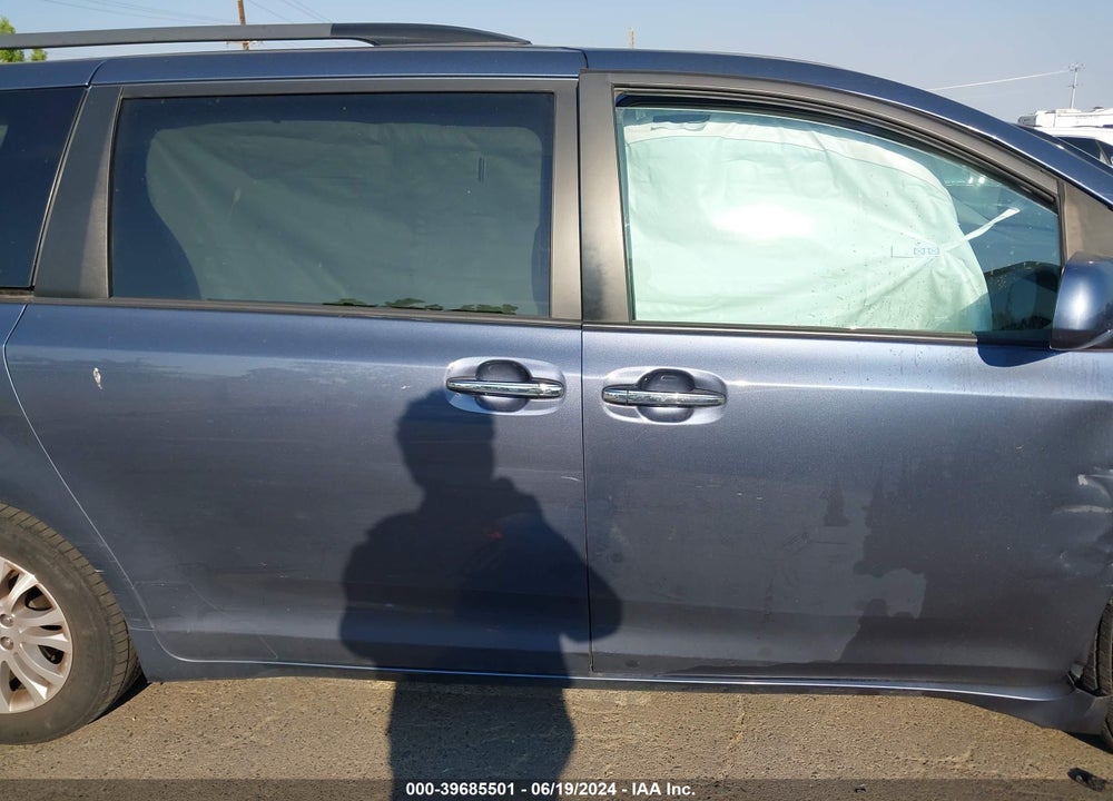 2016 TOYOTA SIENNA XLE 8 PASSENGER VIN: 5TDYK3DC4GS731833