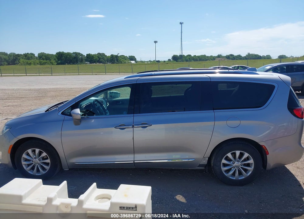 2019 CHRYSLER PACIFICA TOURING L VIN: 2C4RC1BGXKR560390