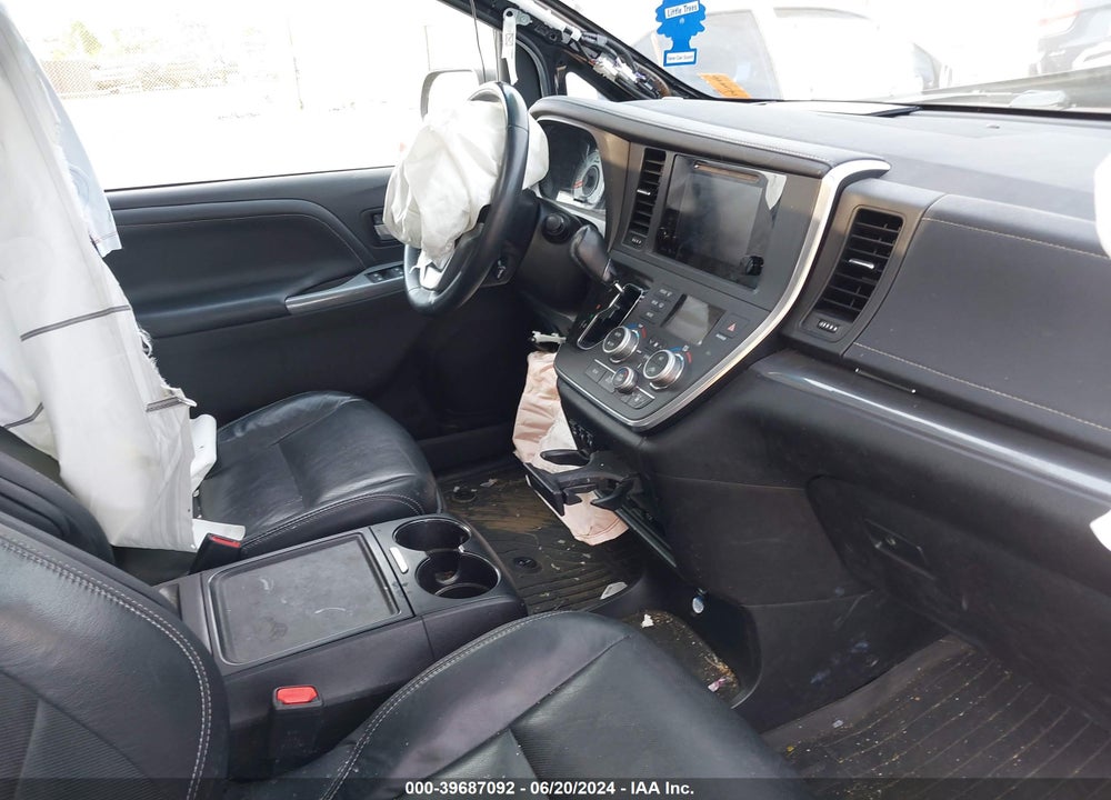 2017 TOYOTA SIENNA SE PREMIUM 8 PASSENGER VIN: 5TDXZ3DC7HS820420