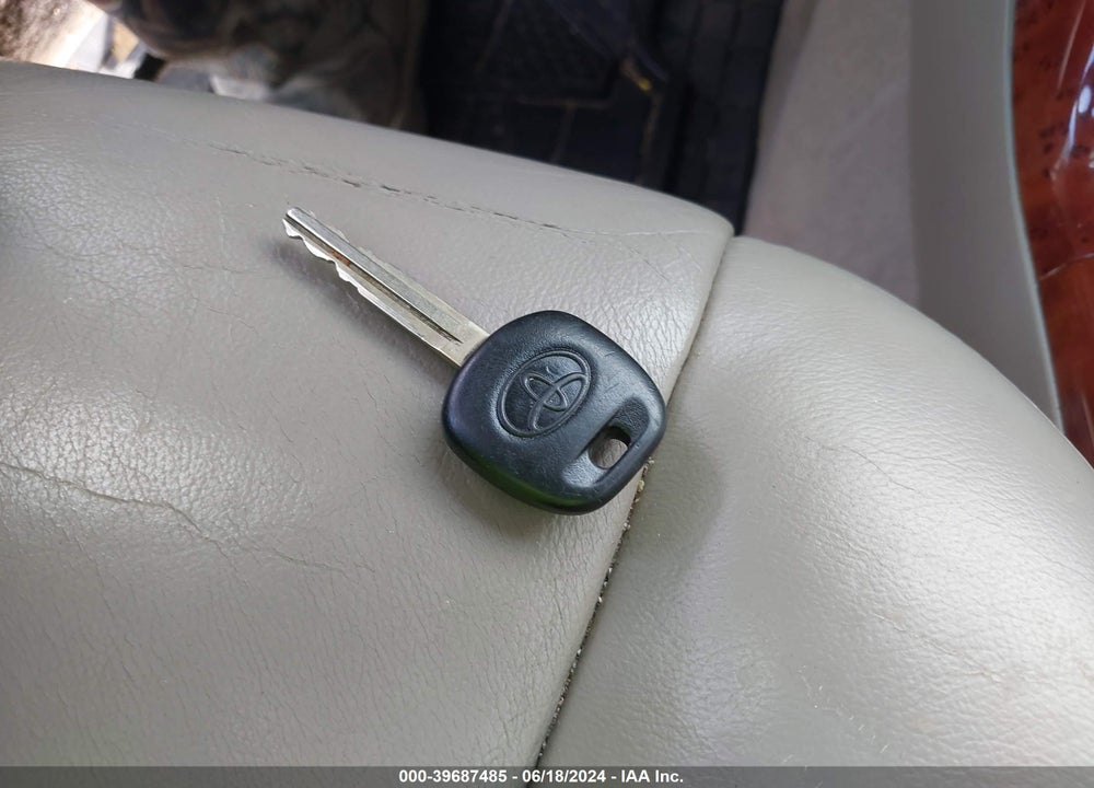 2005 TOYOTA CAMRY XLE V6 VIN: 4T1BF30K85U107688