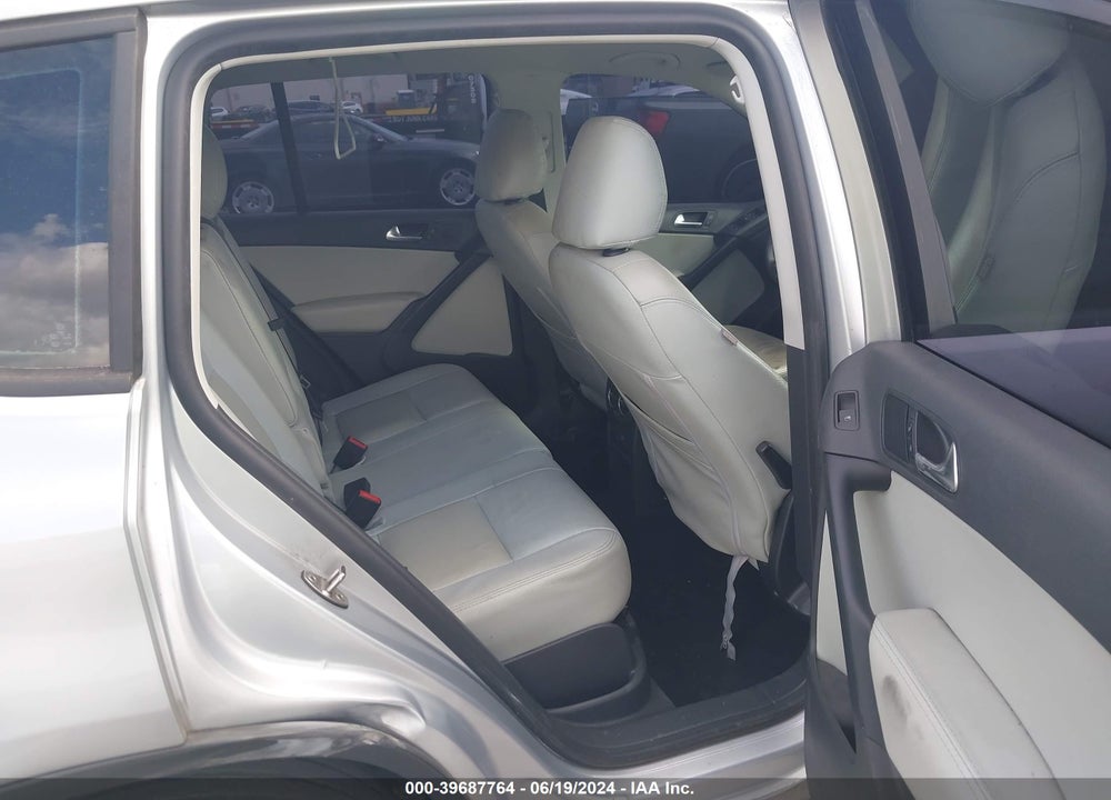 2018 VOLKSWAGEN TIGUAN LIMITED 2.0T VIN: WVGAV7AXXJK001376