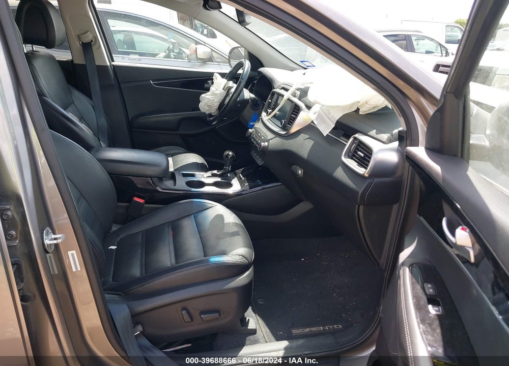 2016 KIA SORENTO 3.3L SX VIN: 5XYPK4A59GG004904