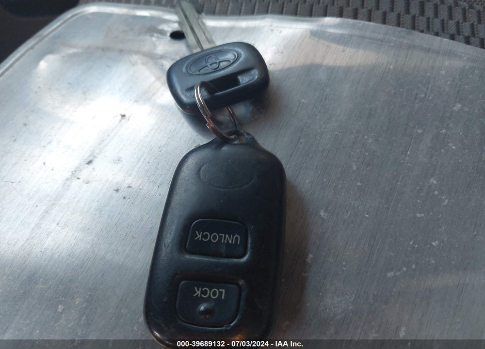 2005 TOYOTA RAV4 VIN: JTEHD20V150070110
