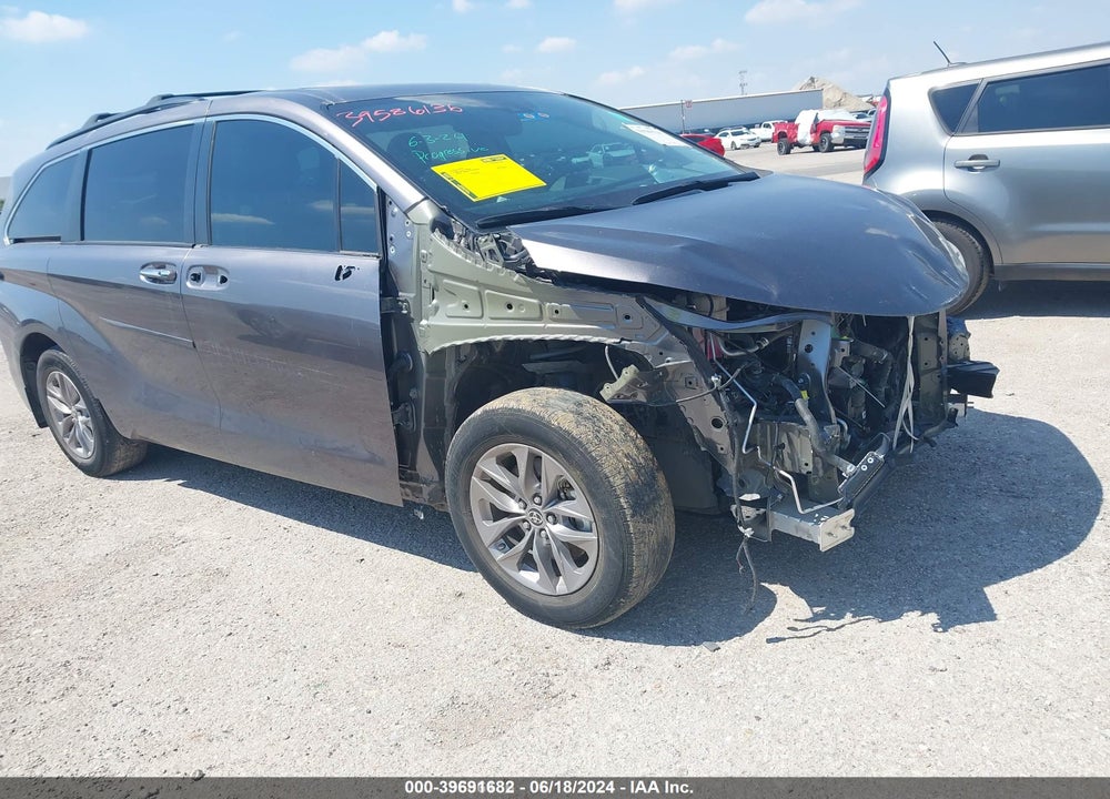 2021 TOYOTA SIENNA XLE VIN: 5TDYRKEC1MS065157