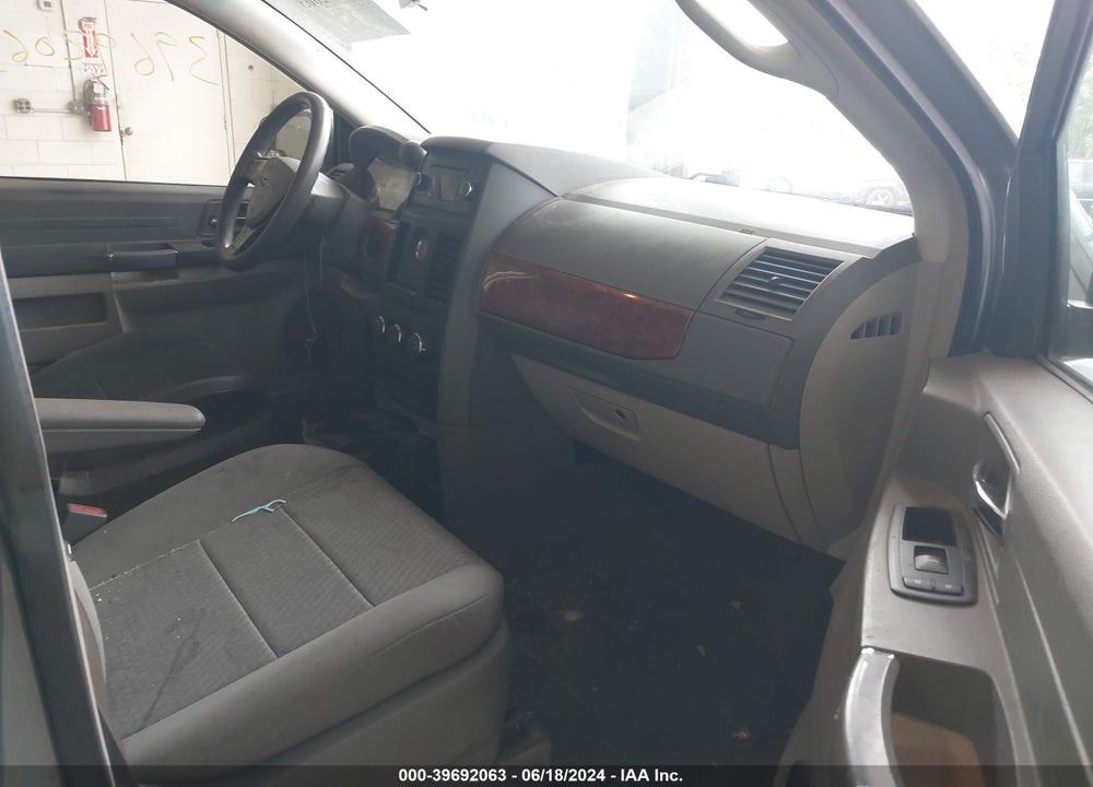 2008 CHRYSLER TOWN & COUNTRY LX VIN: 2A8HR44H98R820779