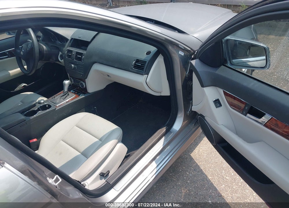 2010 MERCEDES-BENZ C 300 LUXURY/SPORT VIN: WDDGF5EB7AR108834