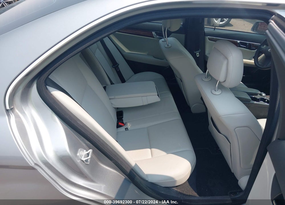 2010 MERCEDES-BENZ C 300 LUXURY/SPORT VIN: WDDGF5EB7AR108834
