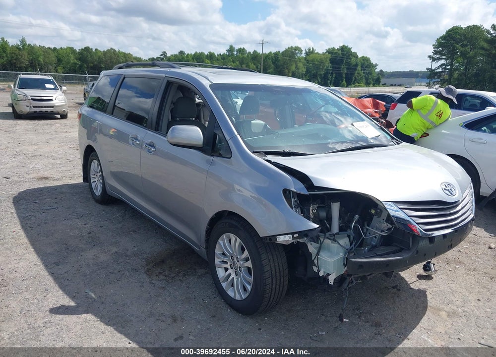 2015 TOYOTA SIENNA XLE 8 PASSENGER VIN: 5TDYK3DC1FS686235