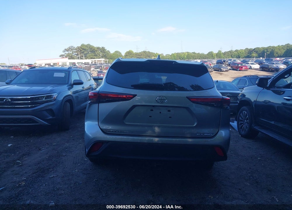 2022 TOYOTA HIGHLANDER XLE VIN: 5TDHZRBH0NS568592