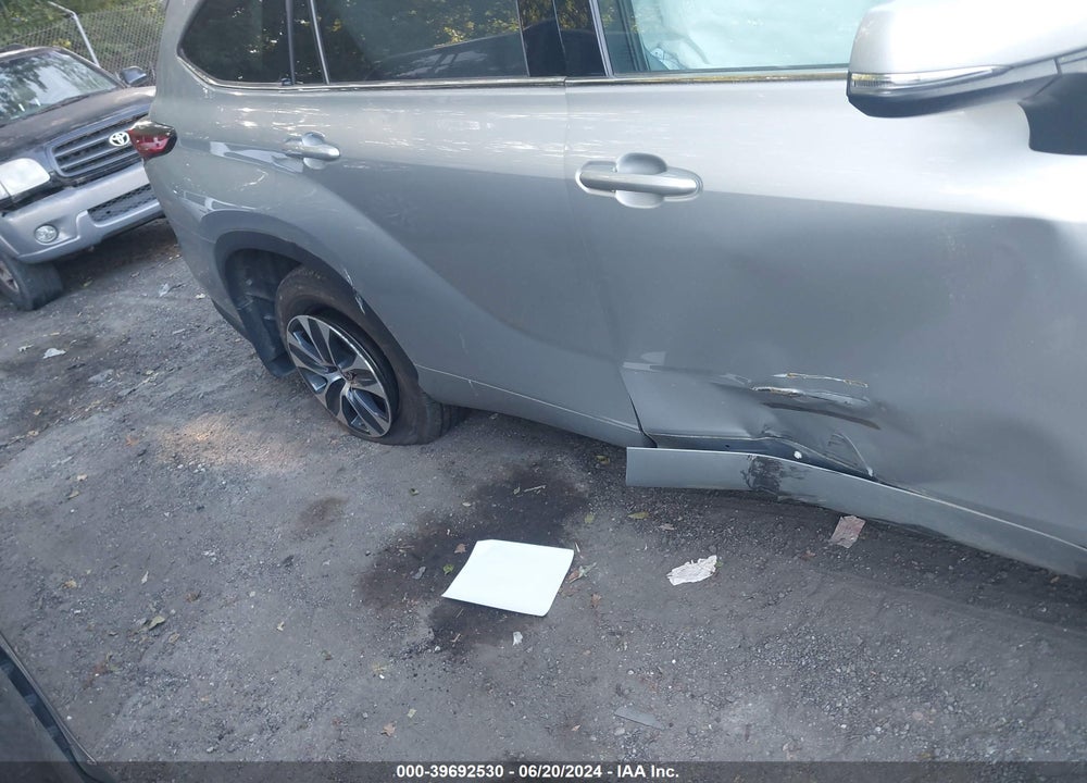 2022 TOYOTA HIGHLANDER XLE VIN: 5TDHZRBH0NS568592