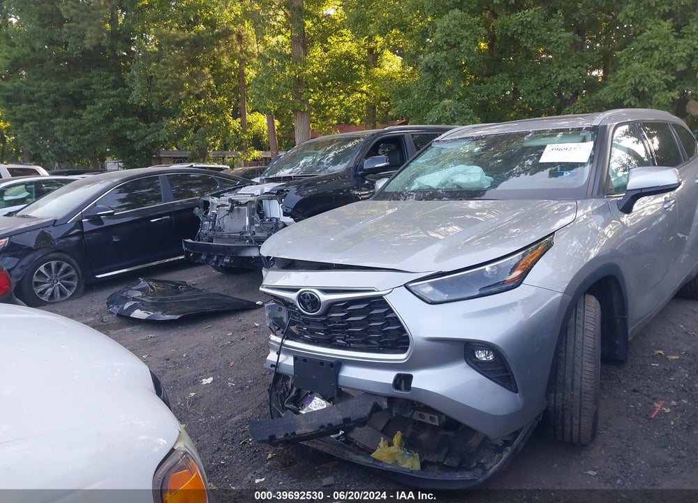 2022 TOYOTA HIGHLANDER XLE VIN: 5TDHZRBH0NS568592