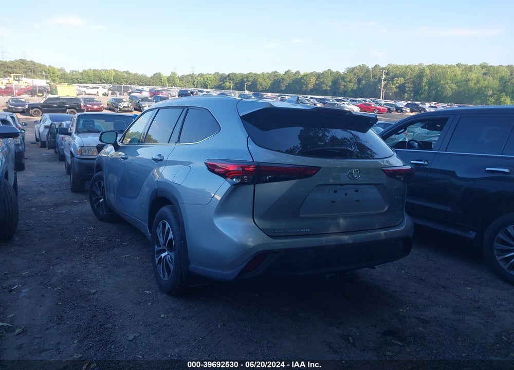 2022 TOYOTA HIGHLANDER XLE VIN: 5TDHZRBH0NS568592