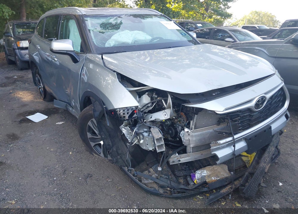 2022 TOYOTA HIGHLANDER XLE VIN: 5TDHZRBH0NS568592