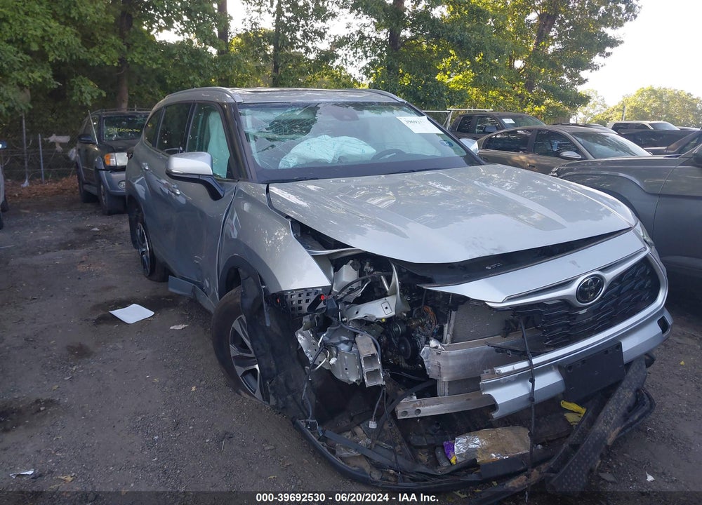 2022 TOYOTA HIGHLANDER XLE VIN: 5TDHZRBH0NS568592