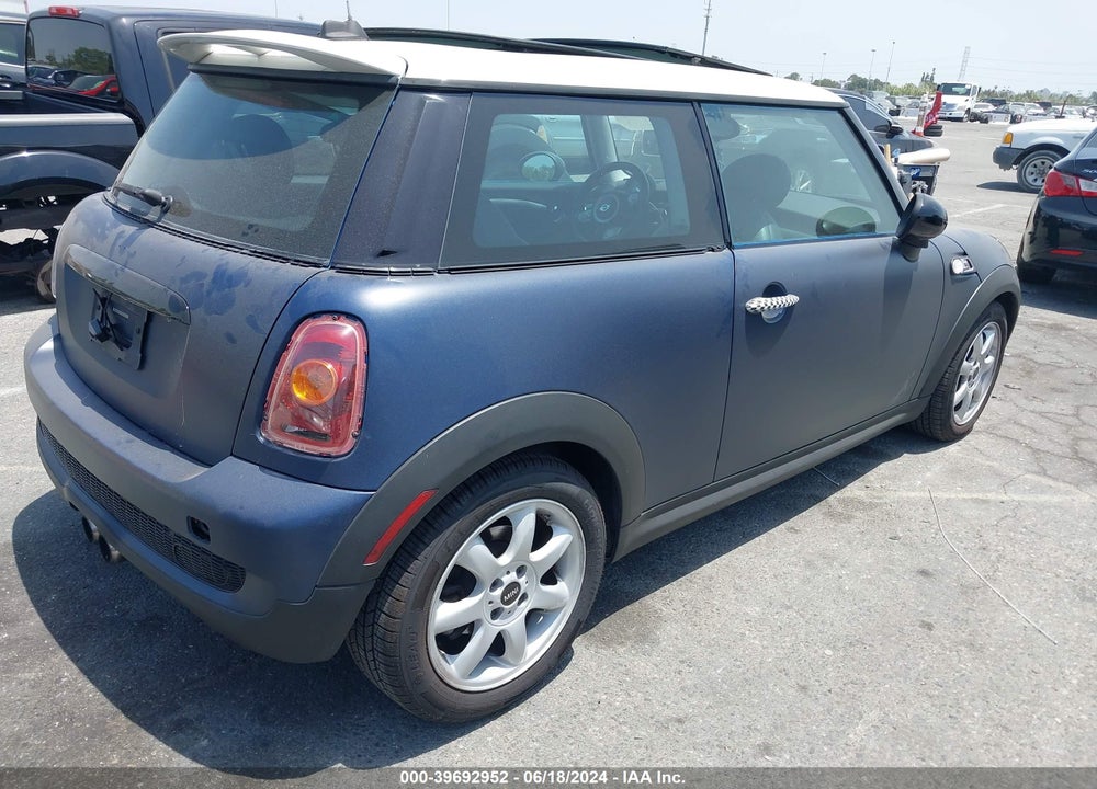 2007 MINI COOPER S VIN: WMWMF73537TL92557