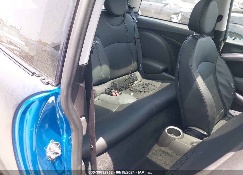 2007 MINI COOPER S VIN: WMWMF73537TL92557