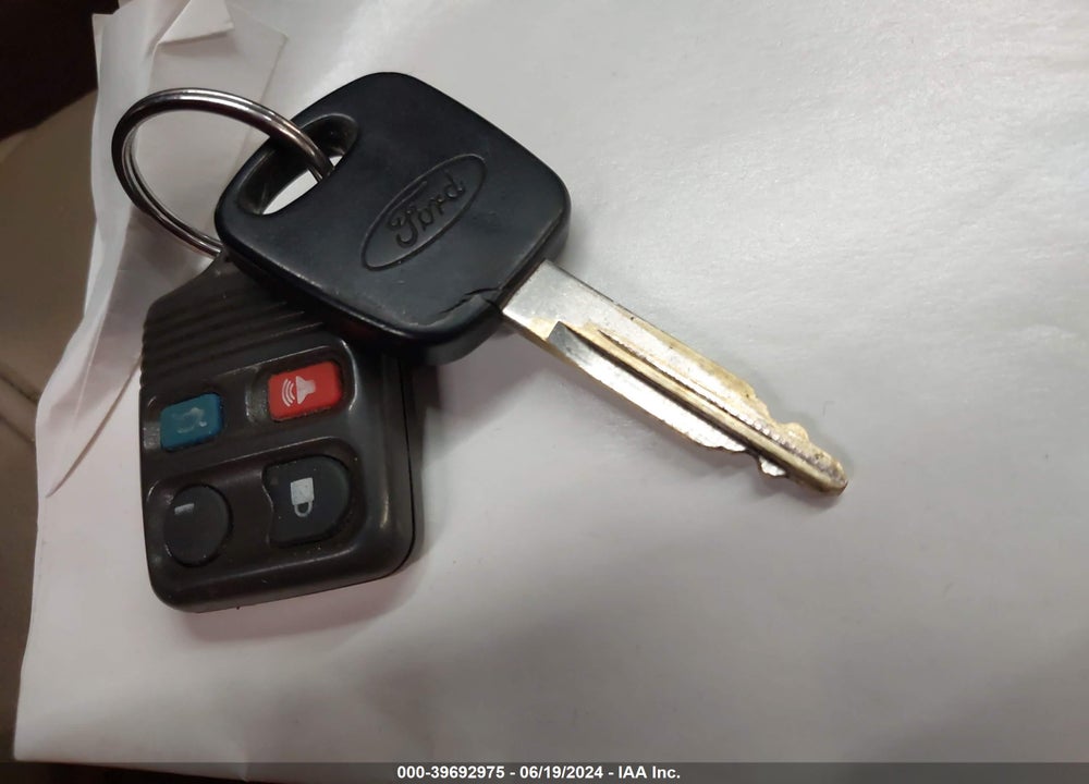 2000 FORD CROWN VICTORIA LX VIN: 2FAFP74W4YX176856