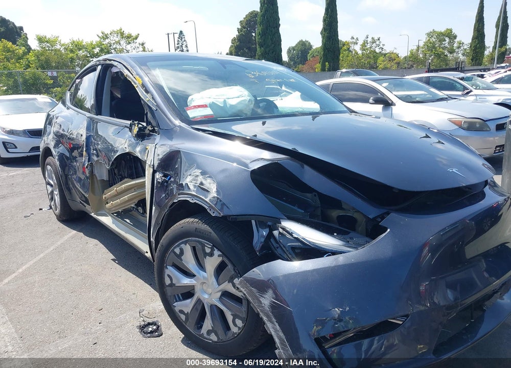 2024 TESLA MODEL Y VIN: 7SAYGDEEXRA238009