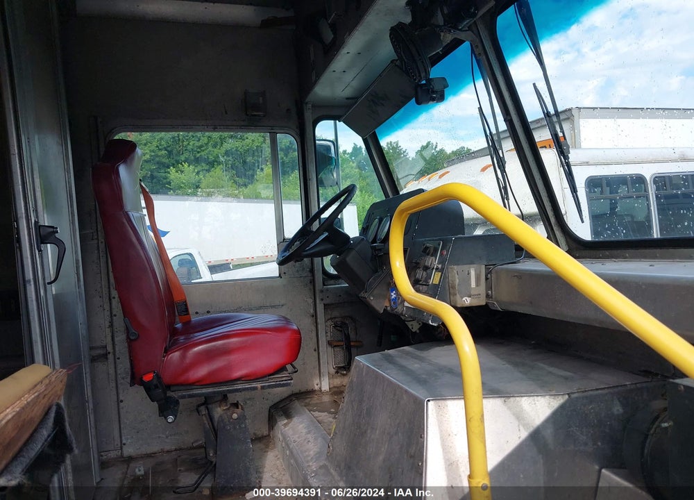 2005 FREIGHTLINER CHASSIS M LINE WALK-IN VAN VIN: 4UZAAPCP05CU75877