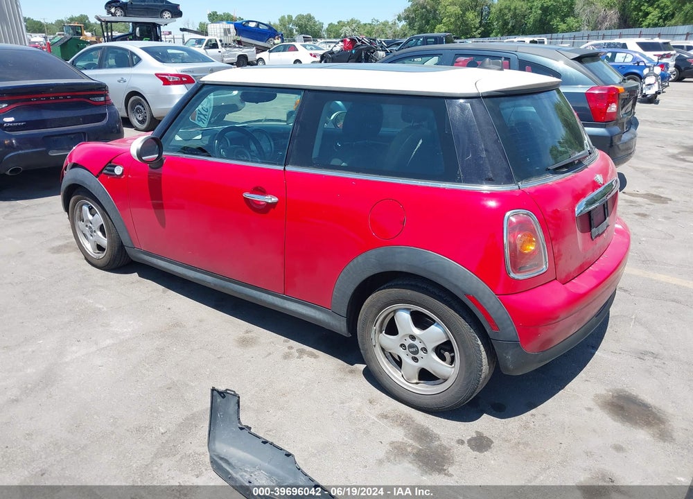 2008 MINI COOPER VIN: WMWMF33558TT62048