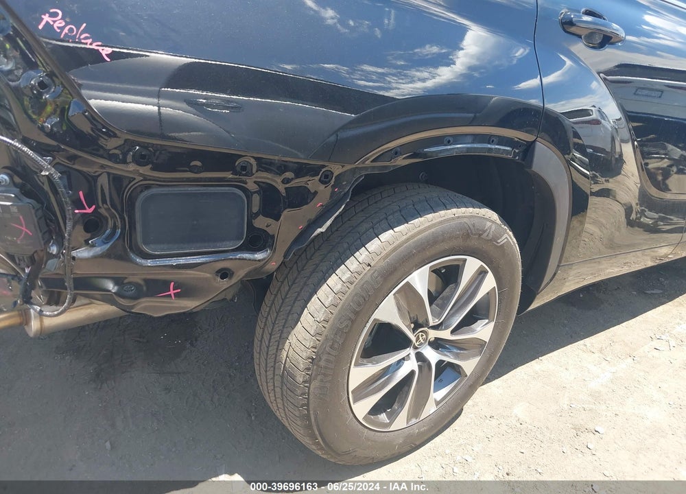 2021 TOYOTA HIGHLANDER XLE VIN: 5TDHZRBH9MS080823