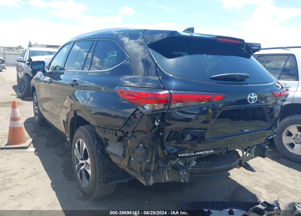 2021 TOYOTA HIGHLANDER XLE VIN: 5TDHZRBH9MS080823