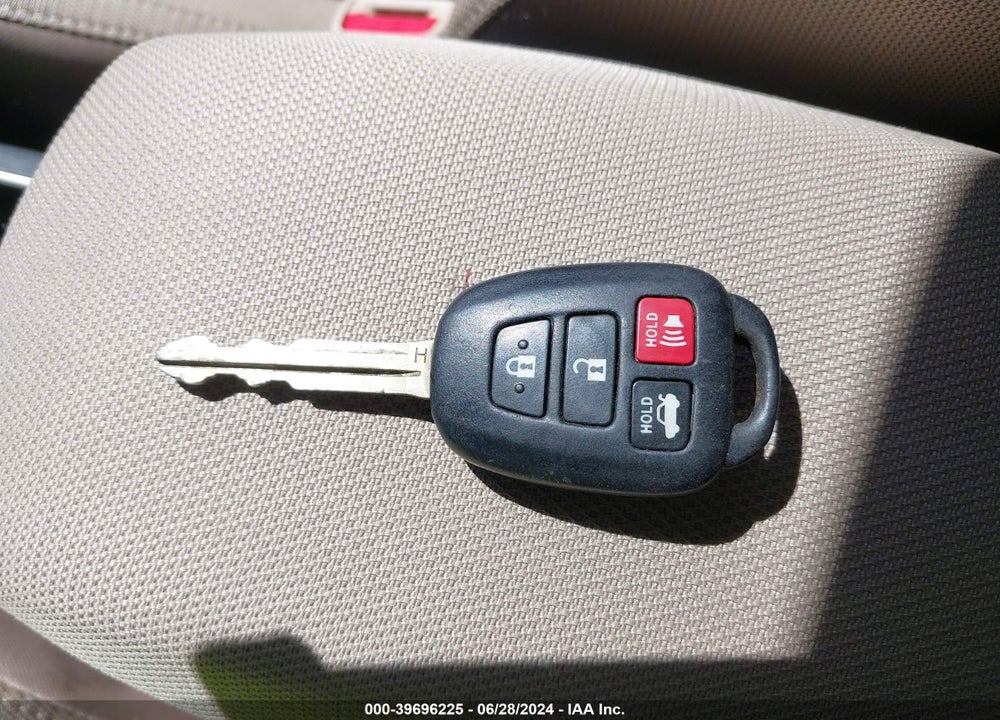 2015 TOYOTA COROLLA LE VIN: 2T1BURHE8FC219885