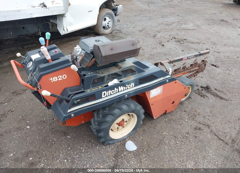 2000 DITCH WITCH 1820 VIN: 000000000001S4757