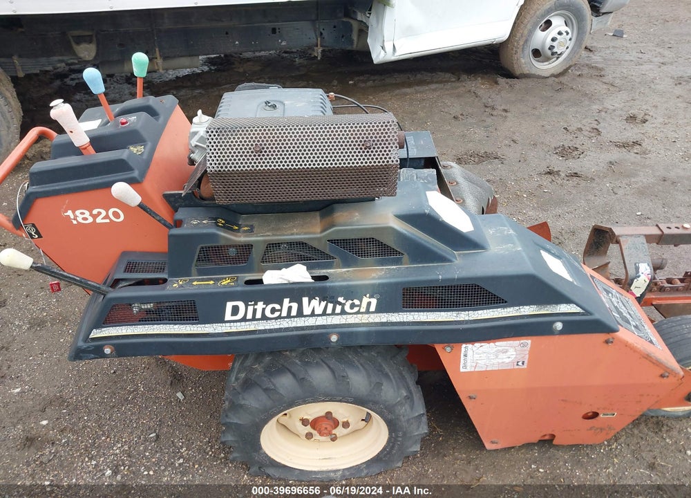 2000 DITCH WITCH 1820 VIN: 000000000001S4757