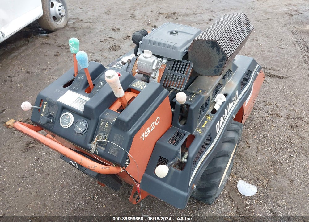 2000 DITCH WITCH 1820 VIN: 000000000001S4757