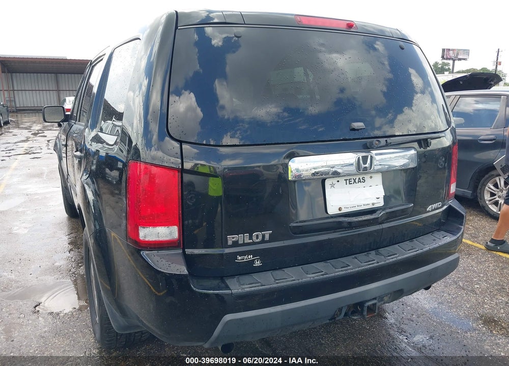 2011 HONDA PILOT LX VIN: 5FNYF4H21BB014427