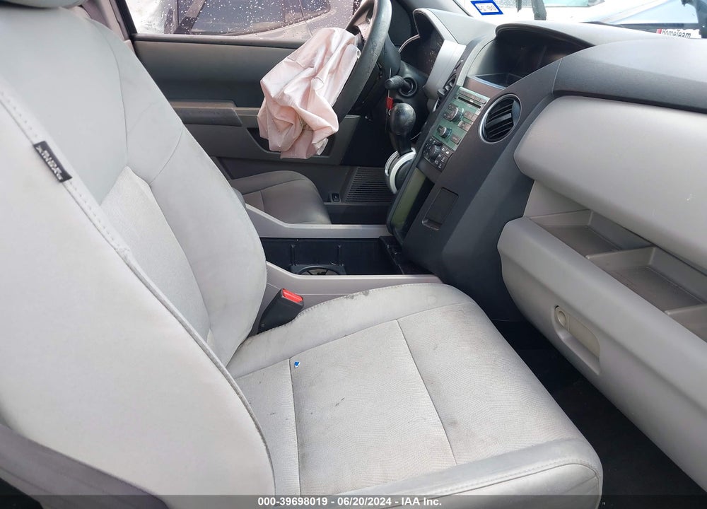 2011 HONDA PILOT LX VIN: 5FNYF4H21BB014427