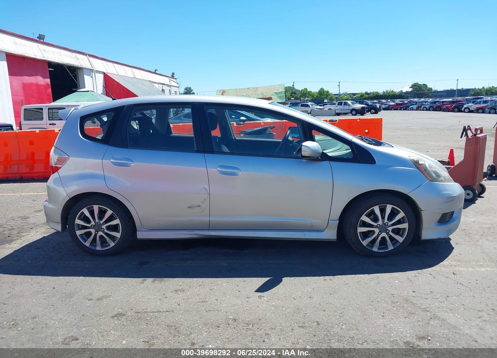 2013 HONDA FIT SPORT VIN: JHMGE8H50DC009766