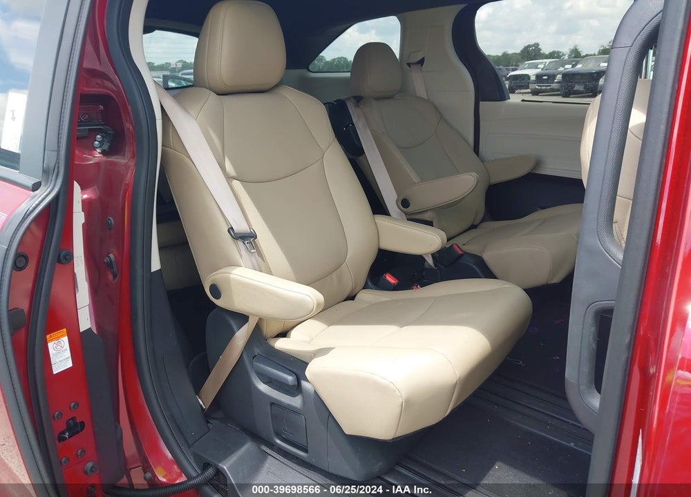 2024 TOYOTA SIENNA XLE VIN: 5TDYRKEC1RS184656