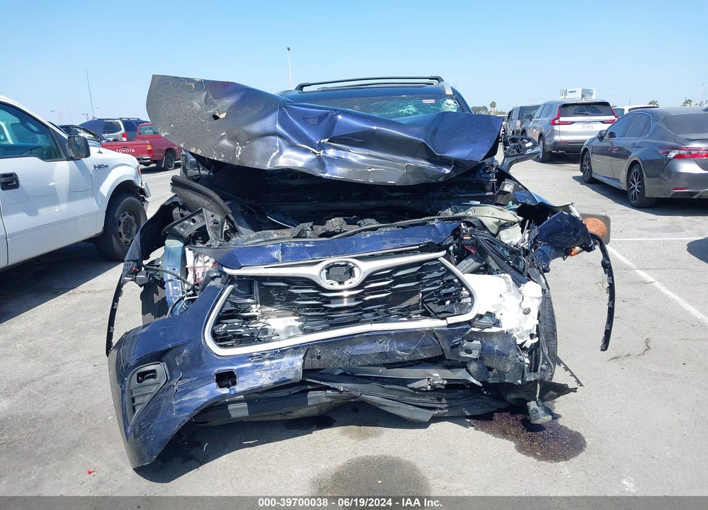 2022 TOYOTA HIGHLANDER XLE VIN: 5TDHZRAH7NS545229
