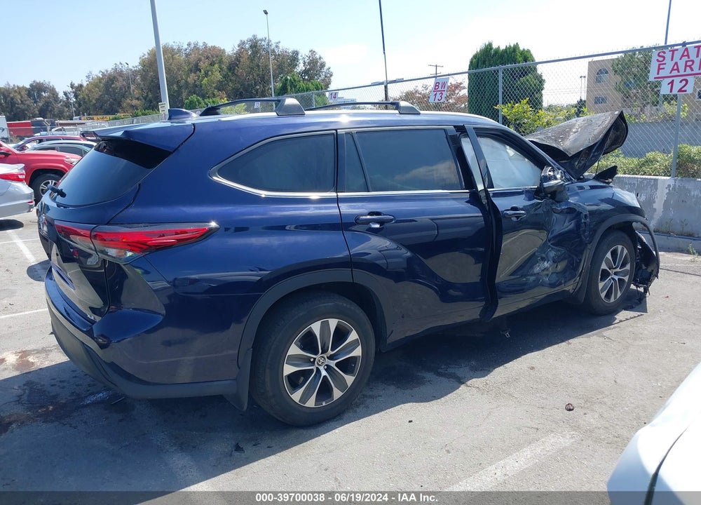 2022 TOYOTA HIGHLANDER XLE VIN: 5TDHZRAH7NS545229