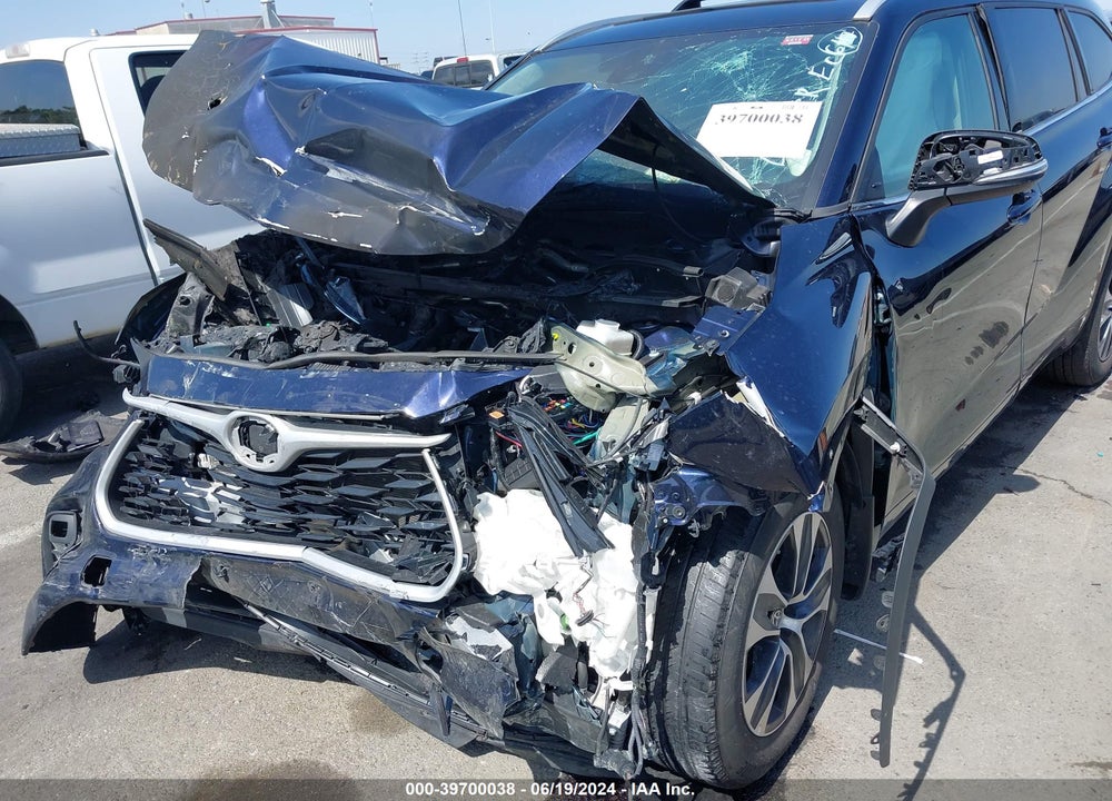2022 TOYOTA HIGHLANDER XLE VIN: 5TDHZRAH7NS545229