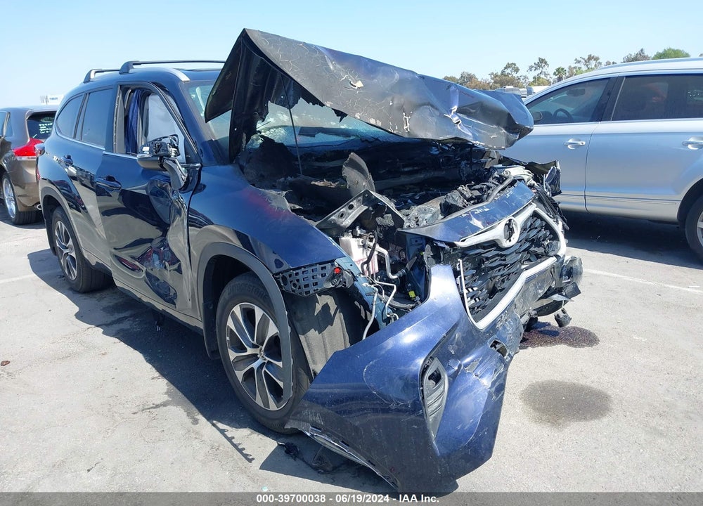 2022 TOYOTA HIGHLANDER XLE VIN: 5TDHZRAH7NS545229
