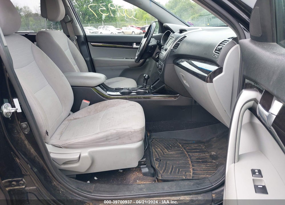 2014 KIA SORENTO LX VIN: 5XYKTCA62EG523414