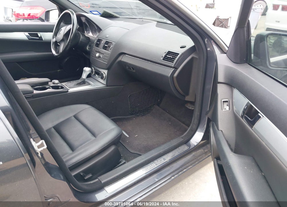 2011 MERCEDES-BENZ C 300 LUXURY/SPORT VIN: WDDGF5EB6BR147304