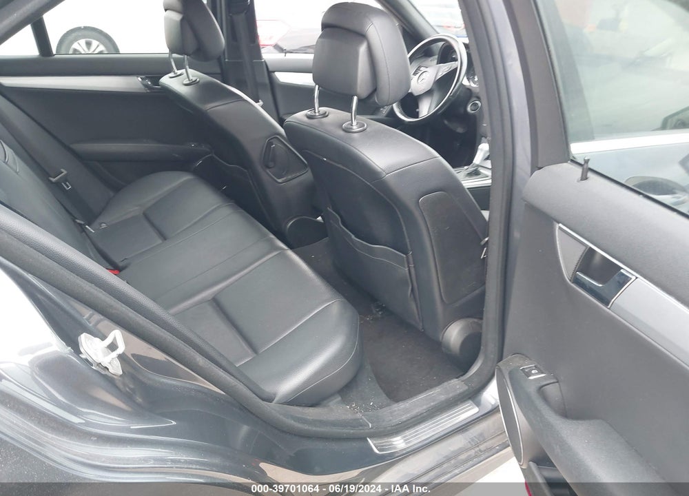 2011 MERCEDES-BENZ C 300 LUXURY/SPORT VIN: WDDGF5EB6BR147304