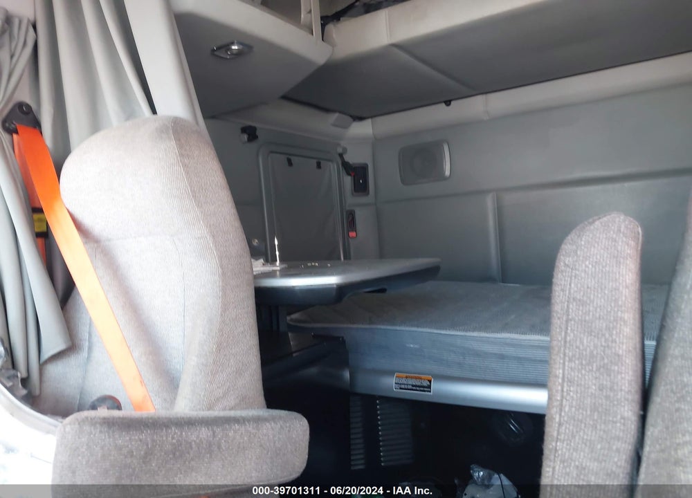 2019 KENWORTH T680 VIN: 1XKYD49X2KJ236827