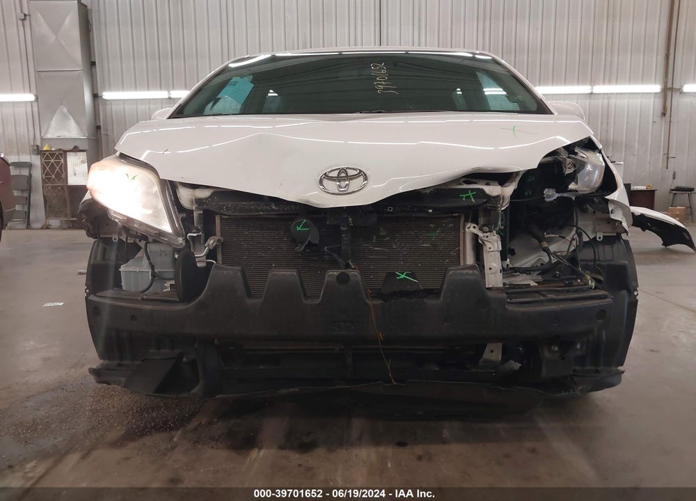2017 TOYOTA SIENNA LE 8 PASSENGER VIN: 5TDKZ3DC0HS816008