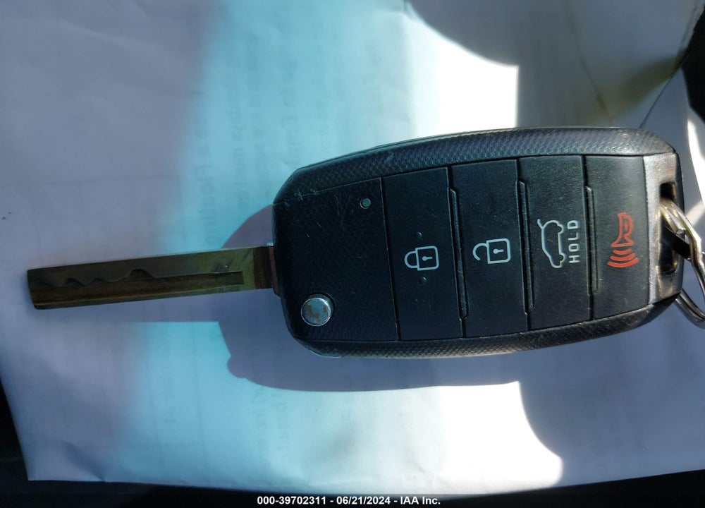 2016 KIA SORENTO 2.4L L VIN: 5XYPG4A30GG081581