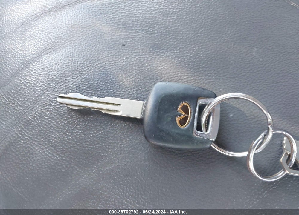 1999 INFINITI QX4 VIN: JNRAR07Y2XW069401